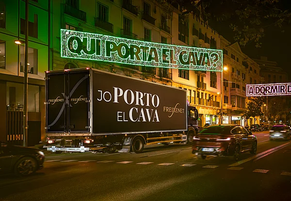 Freixenet responds to Barcelona's Christmas lights with a big campaign: “I'll bring the cava.”