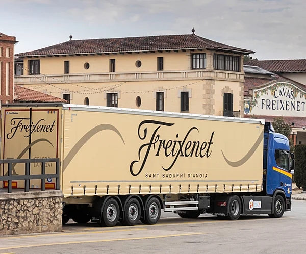 Freixenet Group bets on renewable fuel in collaboration with Repsol to reduce C02 emissions from transport by 85%.