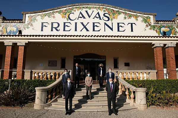El Ministro de Agricultura, Luis Planas, visita las cavas Freixenet