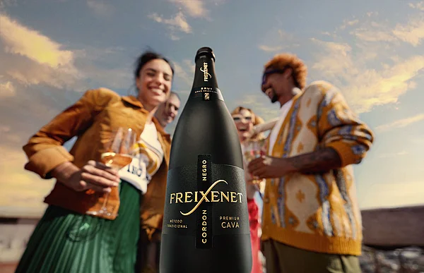 Freixenet lanza su campaña global “Mucho por brindar” posicionándose como el aliado perfecto para elevar los momentos informales entre jóvenes